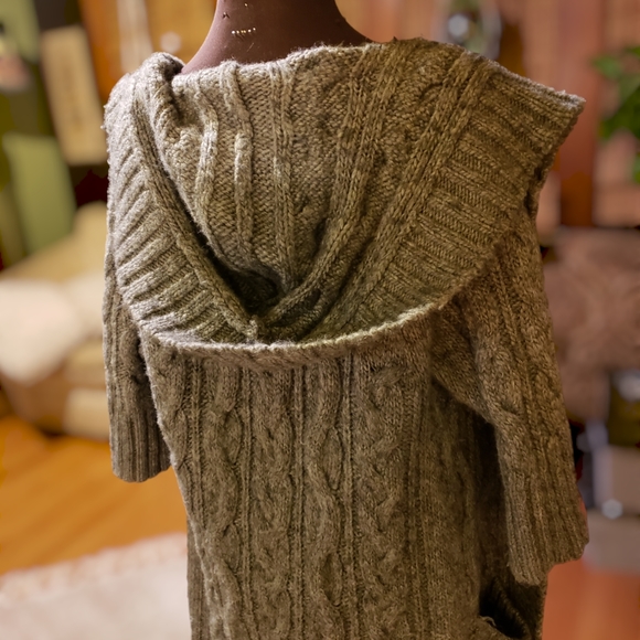 Abercrombie & Fitch pewter cable knit duster w short sleeves and hood. Medium - Picture 6 of 13